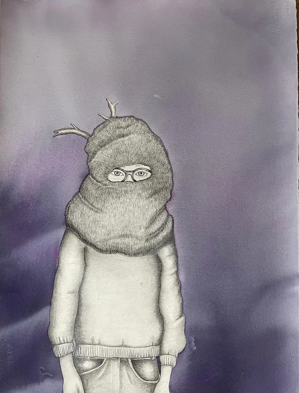 Målning av ett barn som står i tröja och byxor med en lila bakgrund. Barnet har glasögon och som en päls över huvudet och halva ansiktet. Ur pälsen högst upp på huvudet sticker det upp några små grenar.