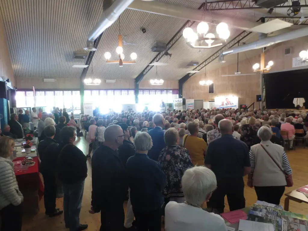 En folkmassa i en stor lokal. 