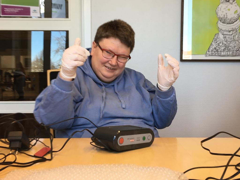 Lena gör två tummar upp!