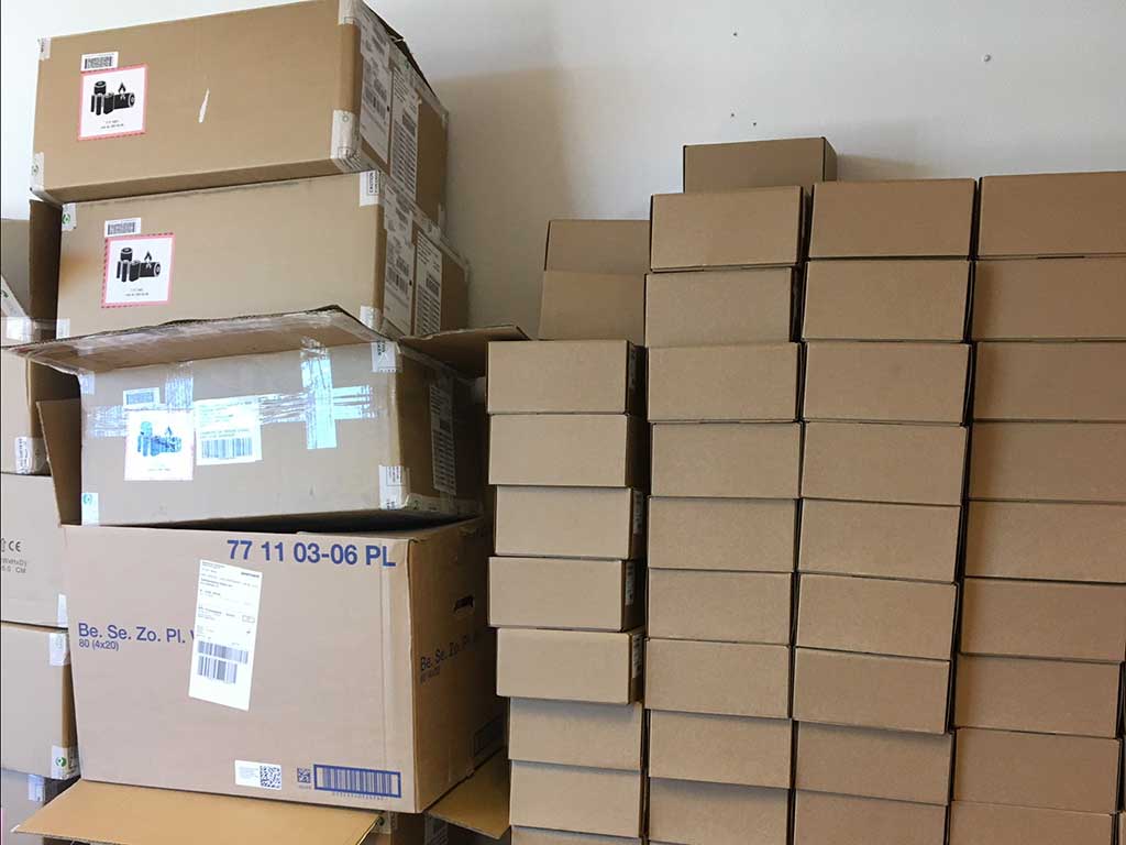 Larmlådor i stora lass.