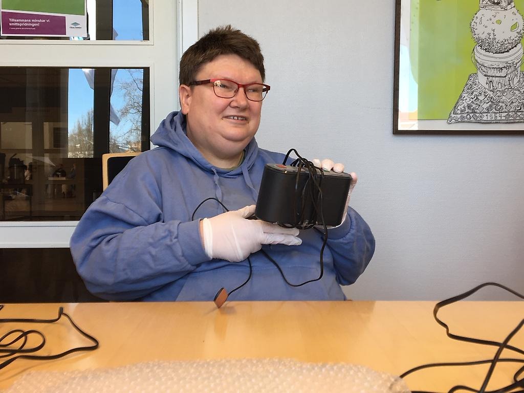 Lena monterar isär de gamla larmen.