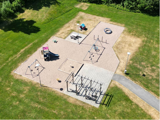 Lekplats med bland annat klättertorn, gungor och lekstuga. 