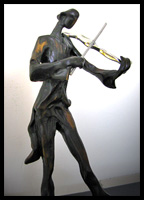 Staty av en person som spelar fiol. 