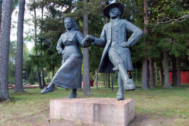 Staty av två dansande människor i Götene folkpark. 