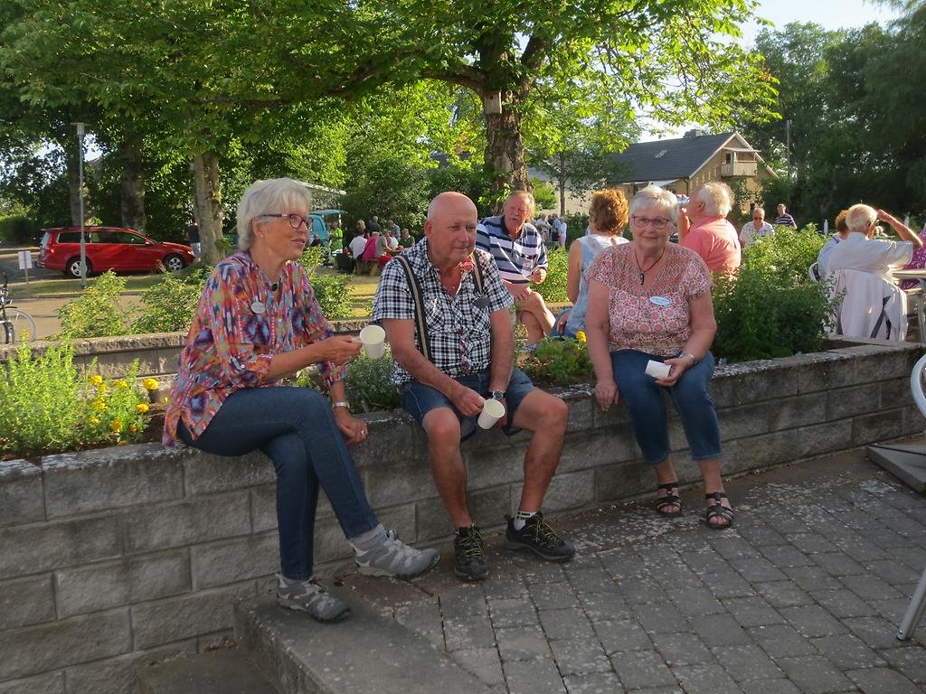 Några från Väntjänsten tar en paus.