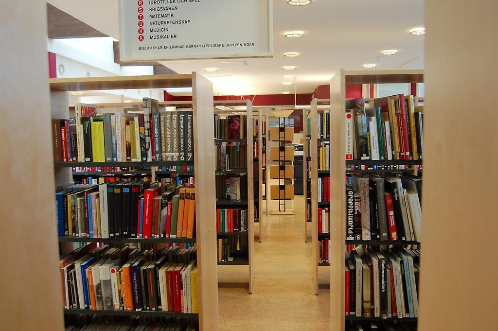 Bild på bokhyllor i bibliotekets lokaler.