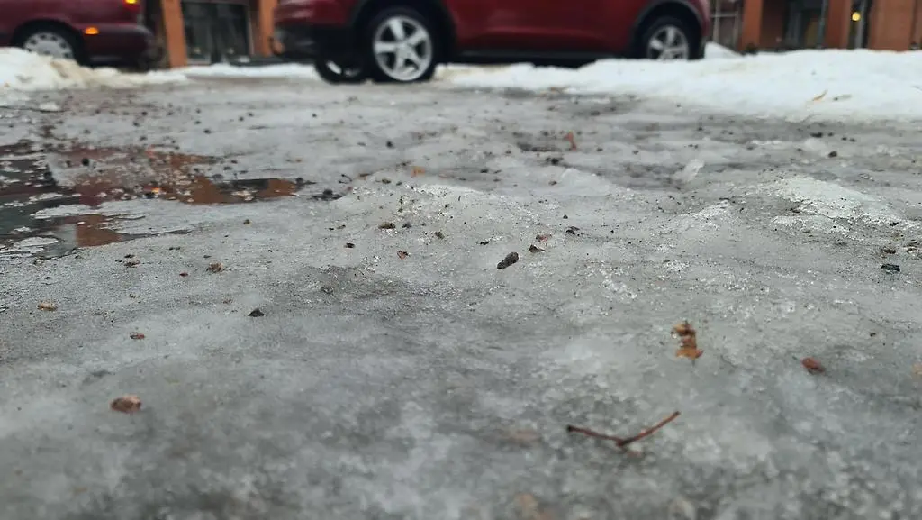 Isig gata med bilar som kör i bakgrunden.