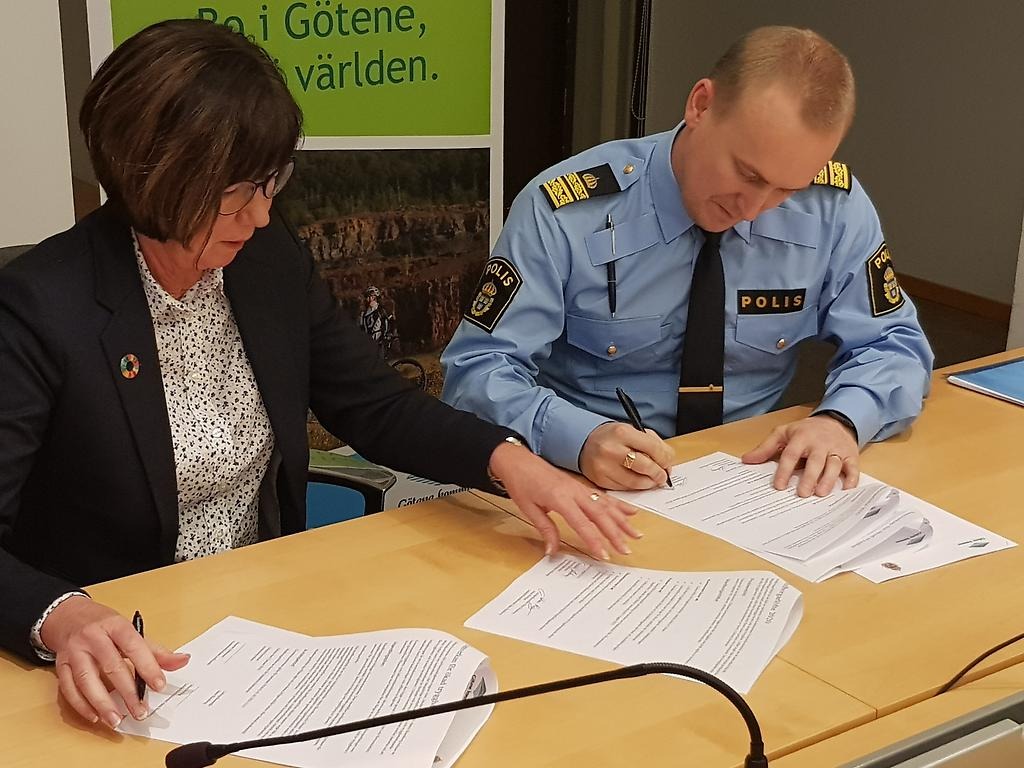 Susanne Andersson, kommunalråd och Johan Rexhag, lokalpolisområdeschef skriver medborgarlöftet för 2020.