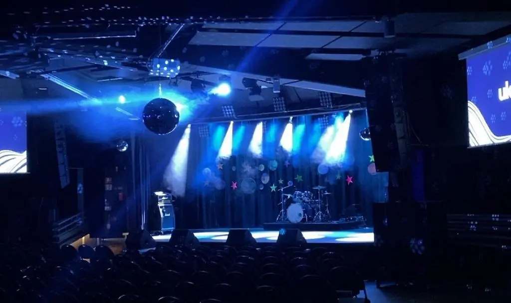 En scen med instrument och blått ljussken.