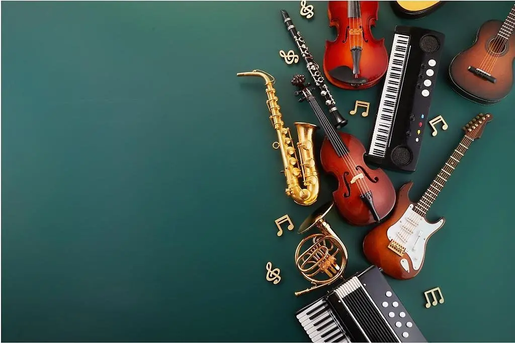 Olika instrument framför en mörkgrön bakgrund.