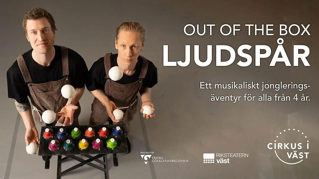 Två killar står i svarta t-shirts och bruna hängselbyxor och jonglerar med vita bollar. Framför sig har de ett bord med fler jonglerbollar i olika färger.