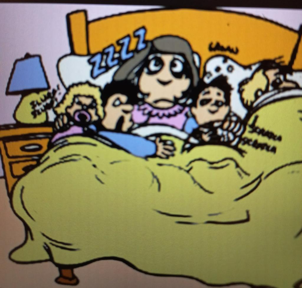 Mamma som inte kan sova med flera barn omkring sig i sängen. Illustration.