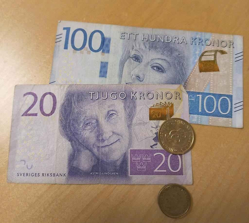 Sedlar och mynt på ett bord.
