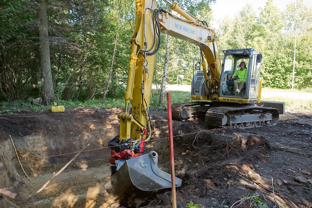 Grävmaskin som håller på och gräver.