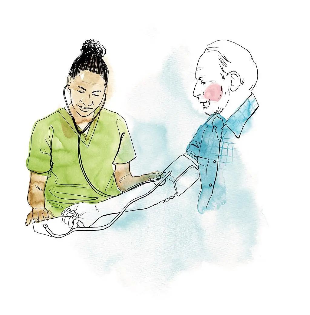 Sjuksköterska tar blodtryck på en patient.