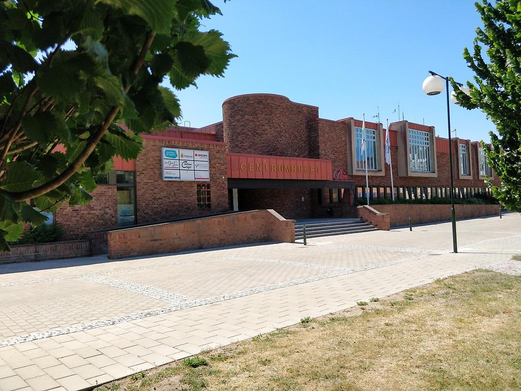 Centrumhusets huvudentré och fasad sedd från Torggatan.