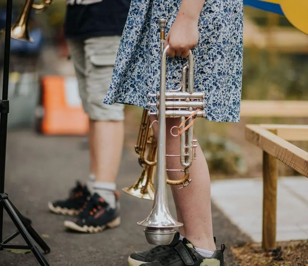 En flicka som håller i en trumpet.