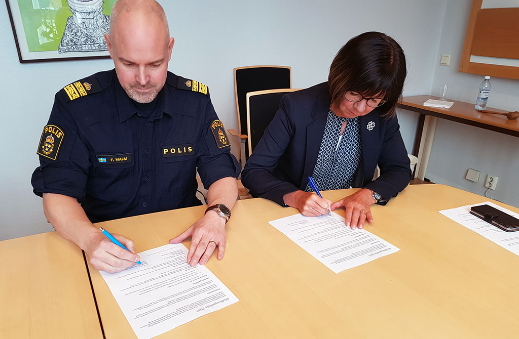 Fredrik malm, lokalpolisområdeschef och Susanne Andersson, kommunstyrelsens ordförande skriver under medborgarlöftet. Klicka på bilden för att förstora.