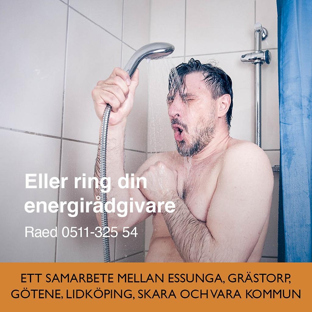 En man som står i duschen och huttrar från det kyliga vattnet. I text står "Eller ring din energirådgivare". Längst ner är en orange banner med text "Ett samarbete mellan Essunga, Grästorp, Götene, Lidköping, Skara och Vara kommun".