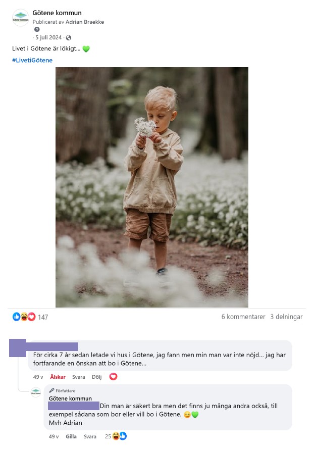 Skärmdump på inlägg från Facebook med bild på ett barn mitt bland blommande ramslök med inläggstext: "Livet i Götene är lökigt..."
