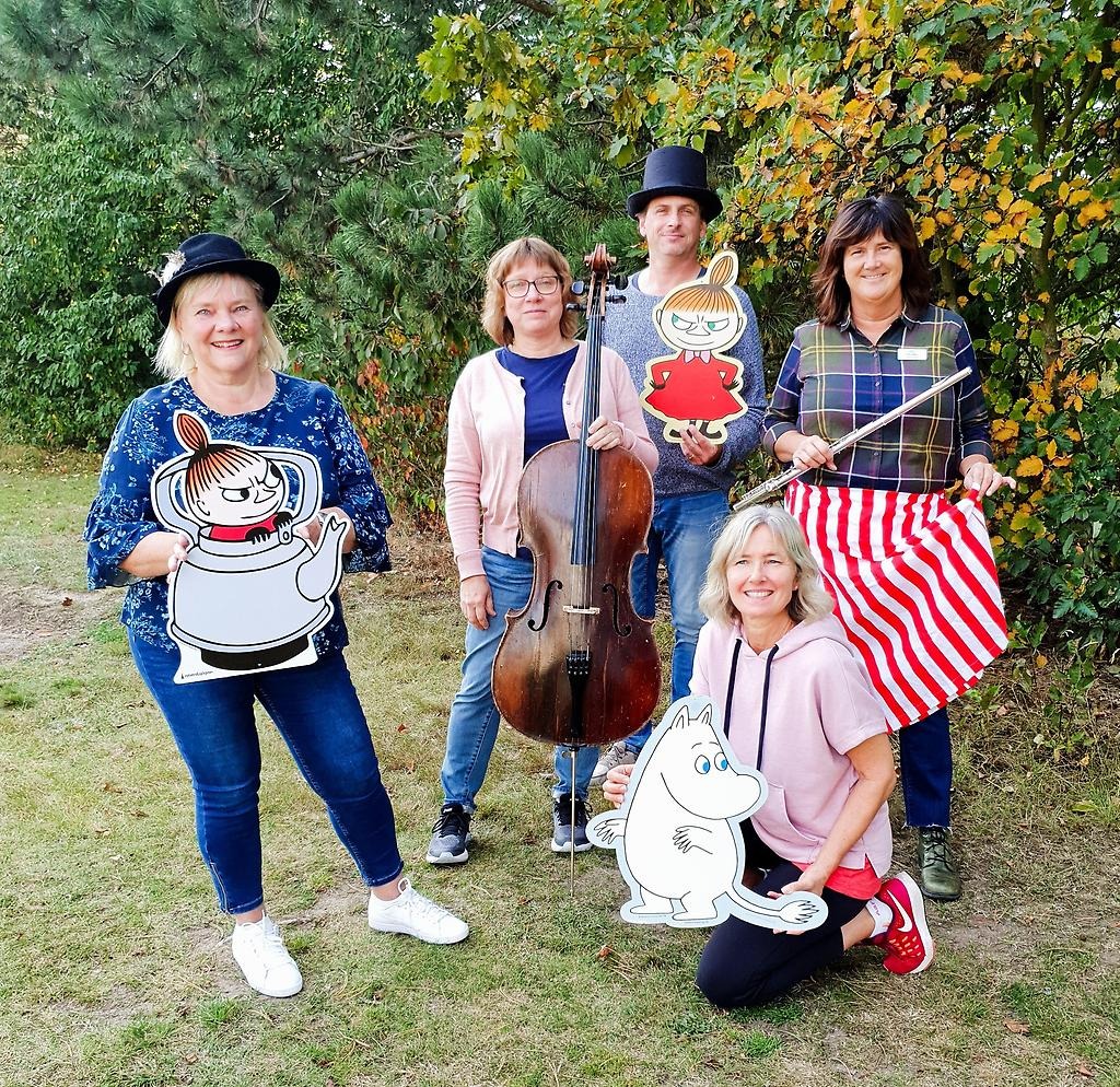 Kulturskolans pedagoger poserar utanför kulturskolan.