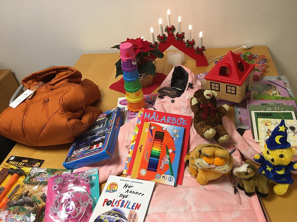 Bild på kläder och leksaker