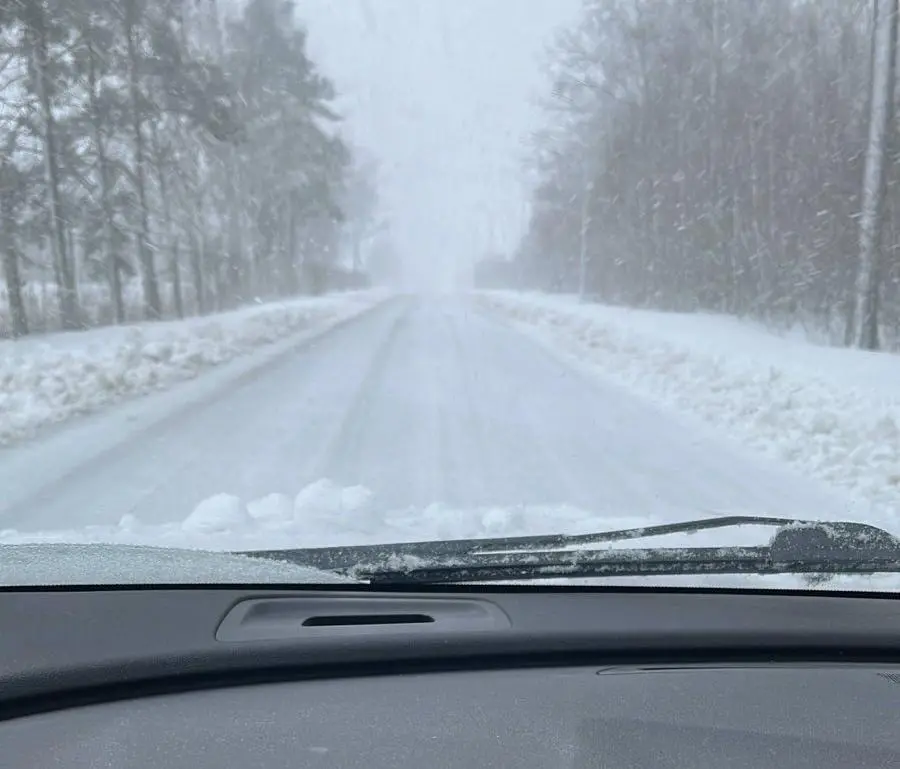 Snöig landsväg