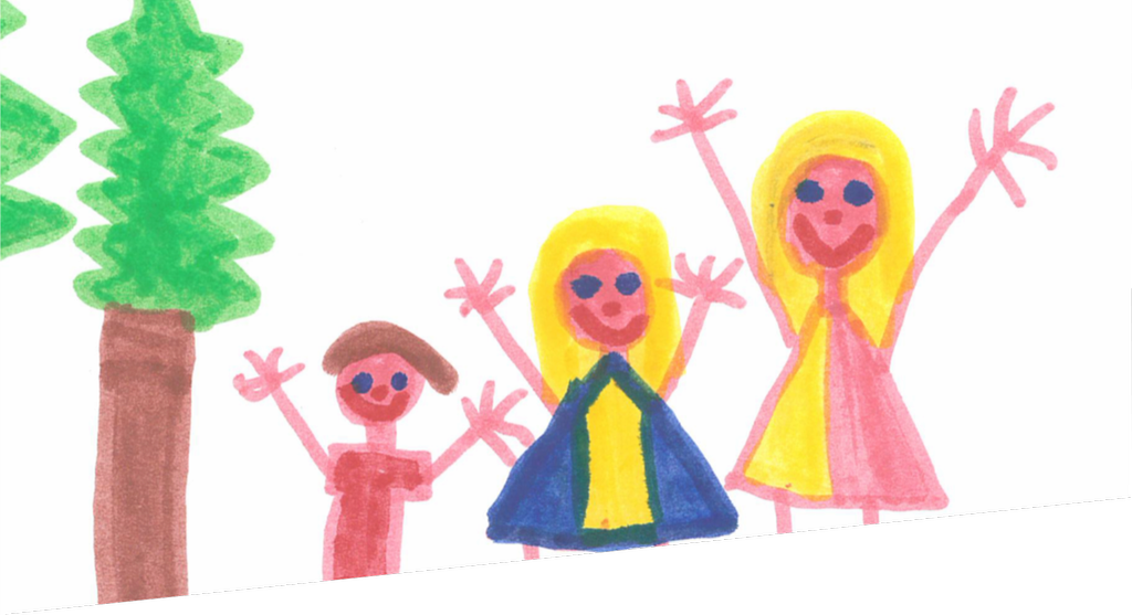 Bild ritat av tusch. Ett träd, ett litet barn och två vuxna med klänningar. Alla tre har händerna uppåt och är glada.