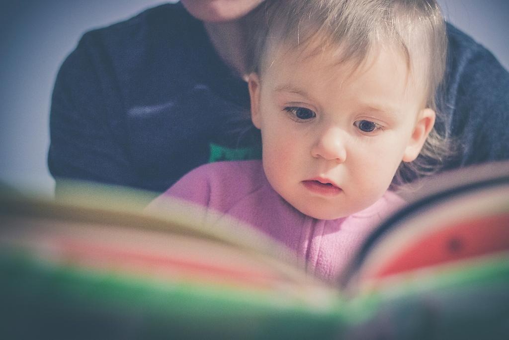 Bebis med en bok