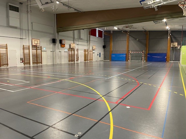 Grått golv med massor av olika färgade streck över det gråa golvet.