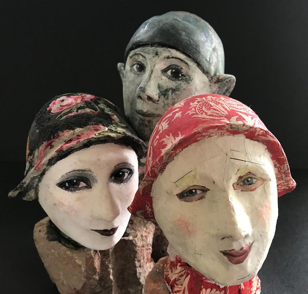Tre stycken dockor i papier-mâché.