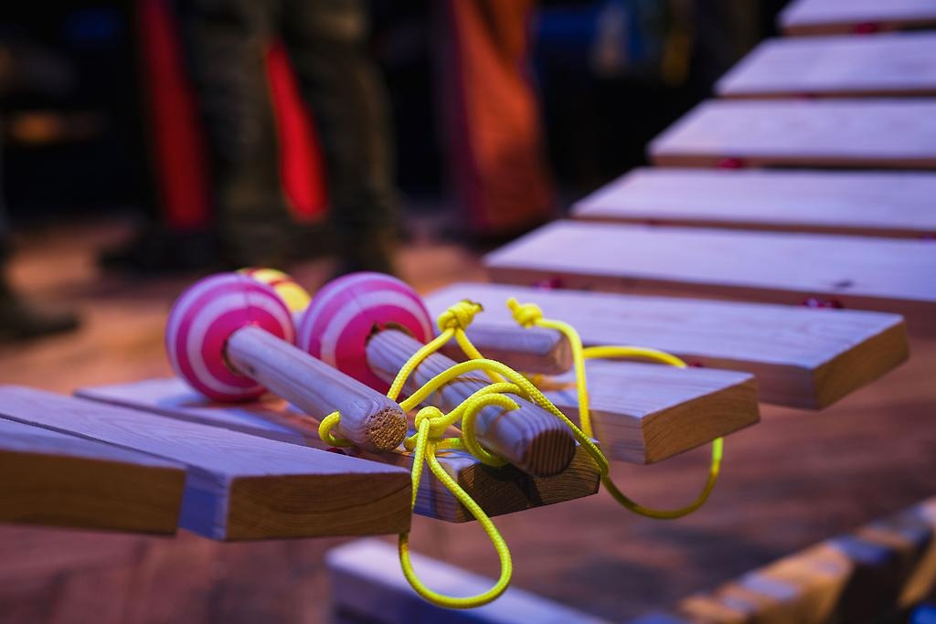 En marimba i stor storlek.