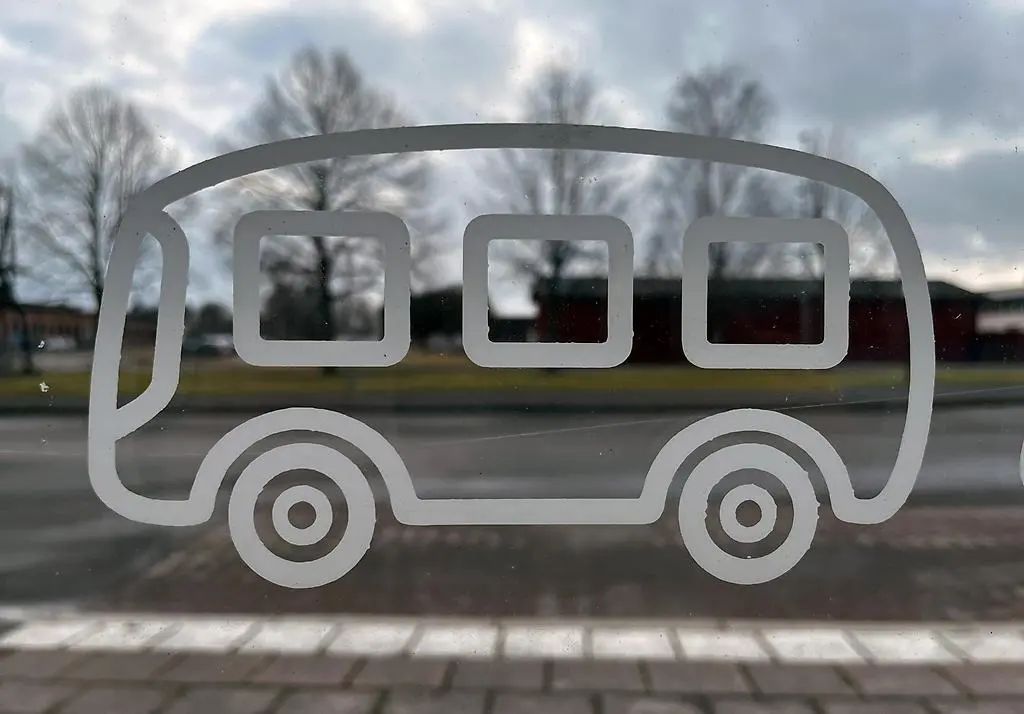 Bussillustration på en glasvägg.