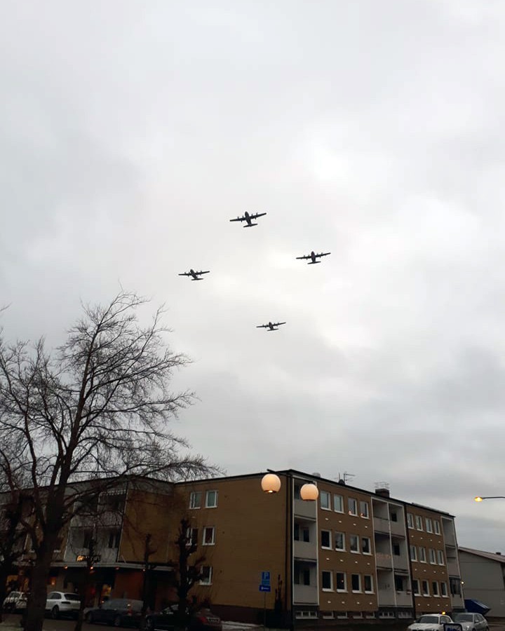 Fyra Herkulesplan flyger över Centrumhuset i Götene.