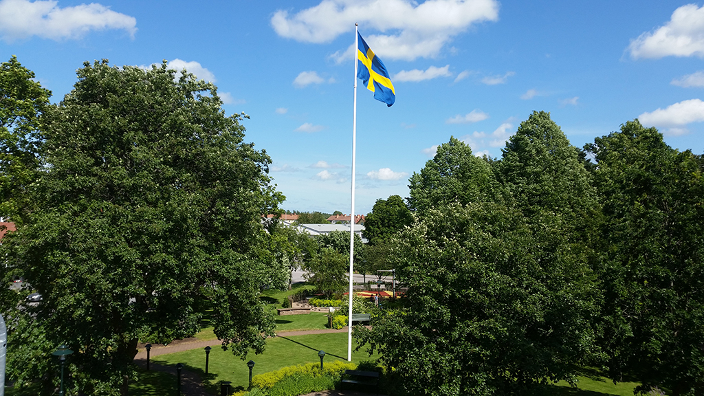 Hissad svensk flagga på Solbacken i Götene.