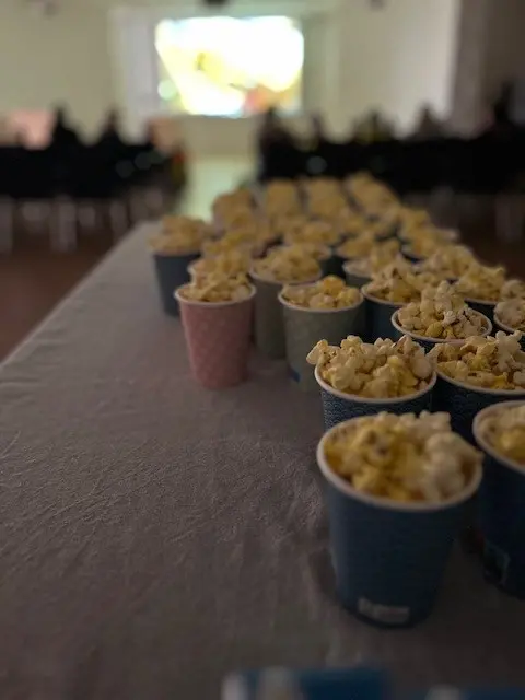 Pappersmuggar fulla med popcorn
