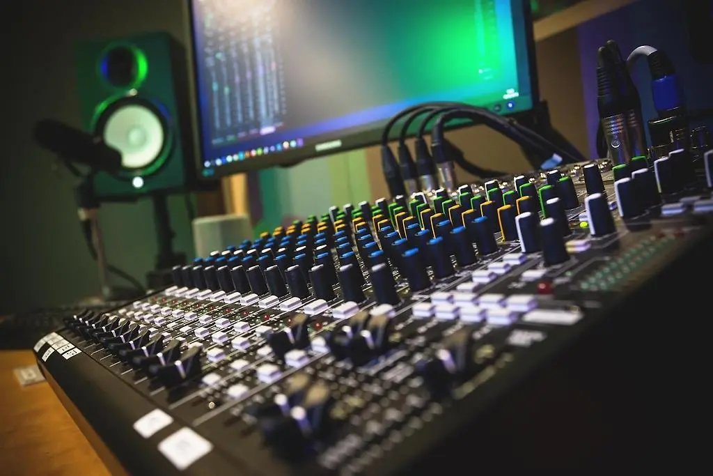Ett mixerbord i en musikstudio