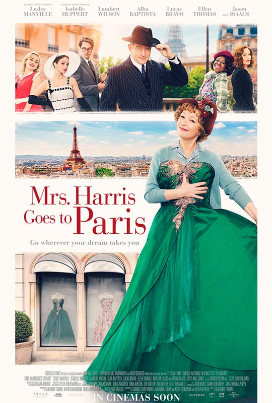 Filmaffisch. Mrs. Harris håller en grön Christian Dior klänning framför sig. I bakgrunden ser man Eiffeltornet, en man i randig kostym och hatt, och butiksfönster med klänningar.