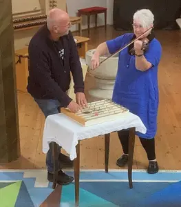 En man som spelar cittra och en kvinna som spelar fiol.