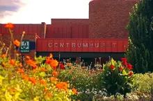 Centrumhusets entré.