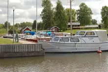 Båtar som ligger i en hamn. 