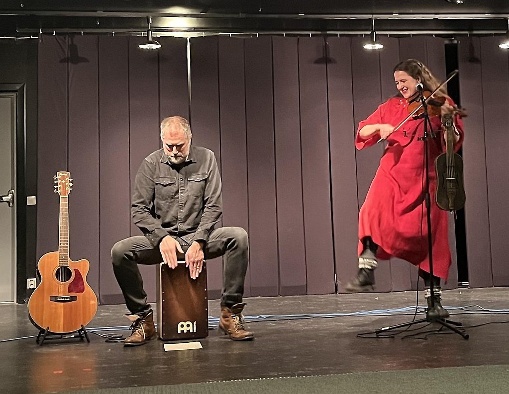 En duo av Kristin Svensson och Johan Rask spelar fiol och trumma på scen.