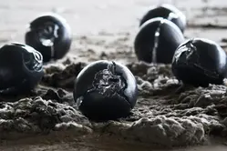 Foto av ett konstverk med svarta runda former.