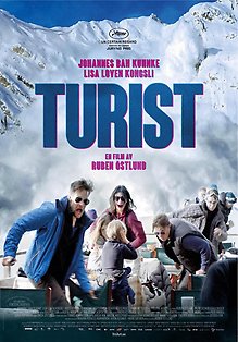 Filmaffisch för filmen Turist föreställer en man och hans familj och en stor lavin i bakgrunden.
