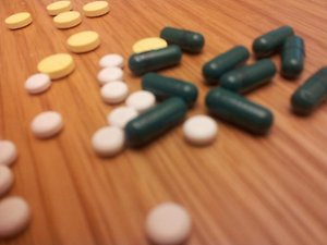 Bild på olika tabletter om ligger på ett bord