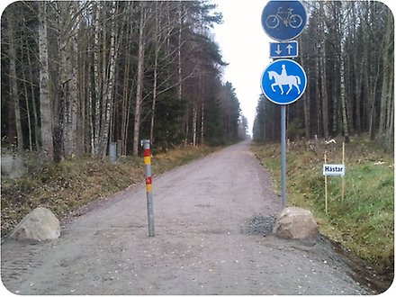 Det är viktigt att ryttarna följer skyltningen så att cykelvägen hålls i ett fint skick. Klicka på bilden för att förstora.