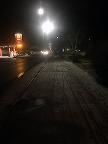 Ny lampa på prov över gång- och cykelvägen utmed Lidköpingsvägen. Klicka på bilden för att förstora.