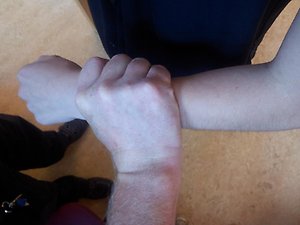 Ett barn vars arm blir fasthållen av en vuxens hand för att illustrera hur våld kan yttra sig mot barn och unga.