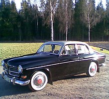 Bild på en gammal Volvo Amazon, svart med vitt tak.