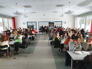 En lokal full av människor som pratar.